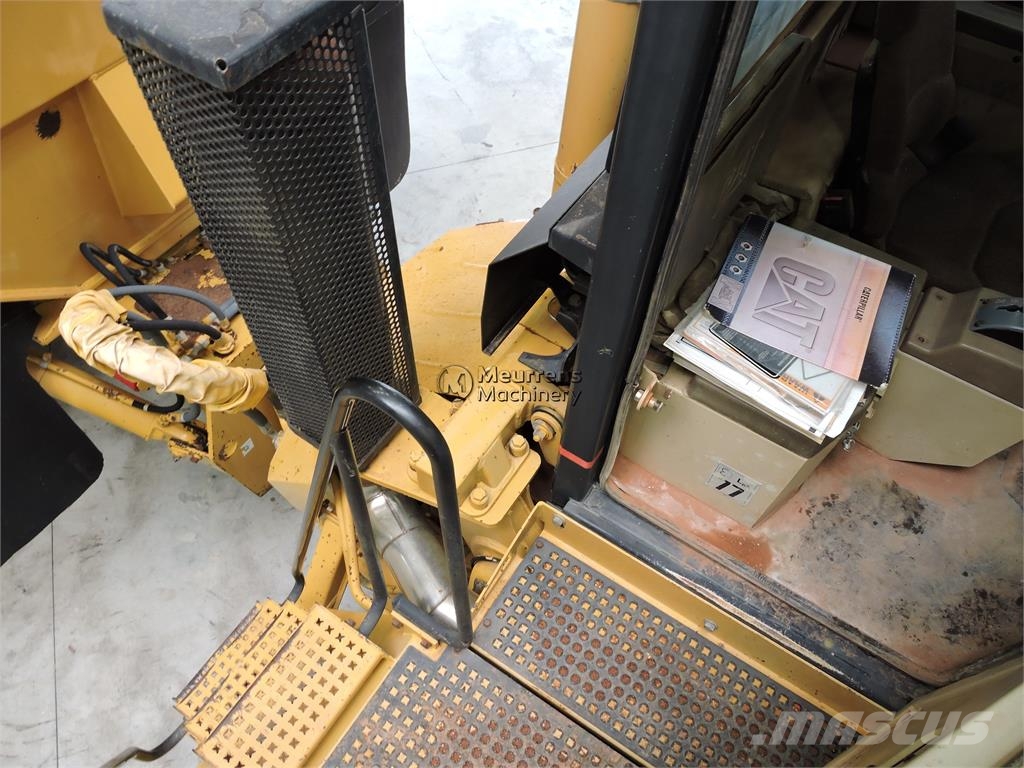 CAT D250E ساحبات مفصلية