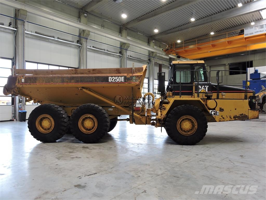 CAT D250E ساحبات مفصلية