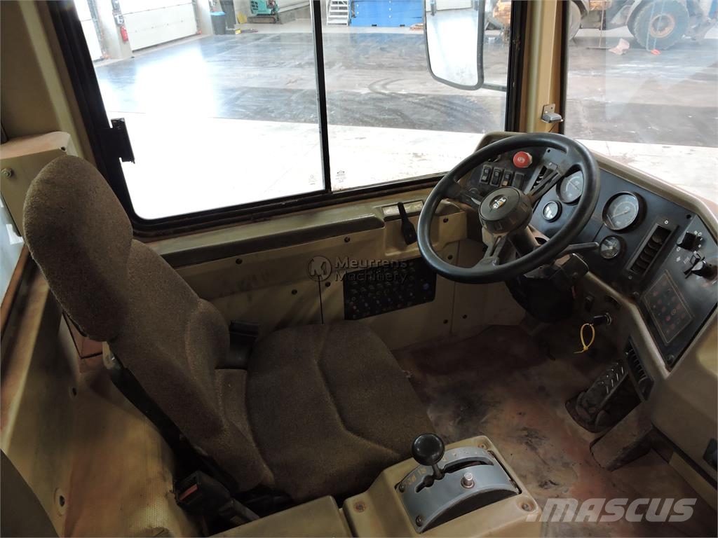CAT D250E ساحبات مفصلية