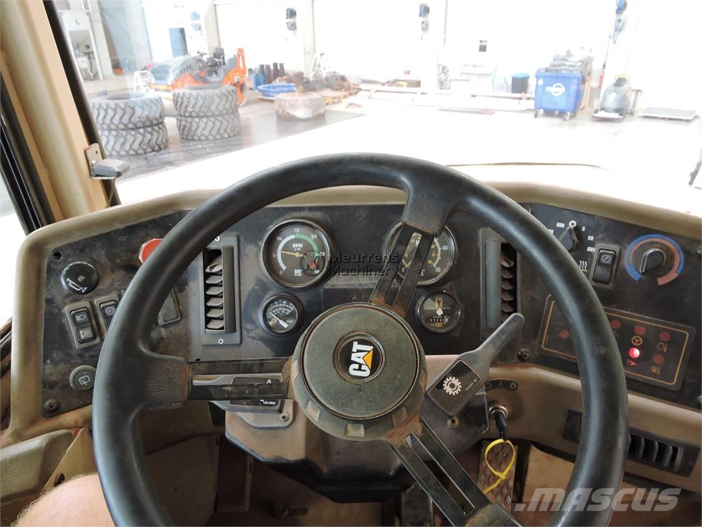 CAT D250E ساحبات مفصلية