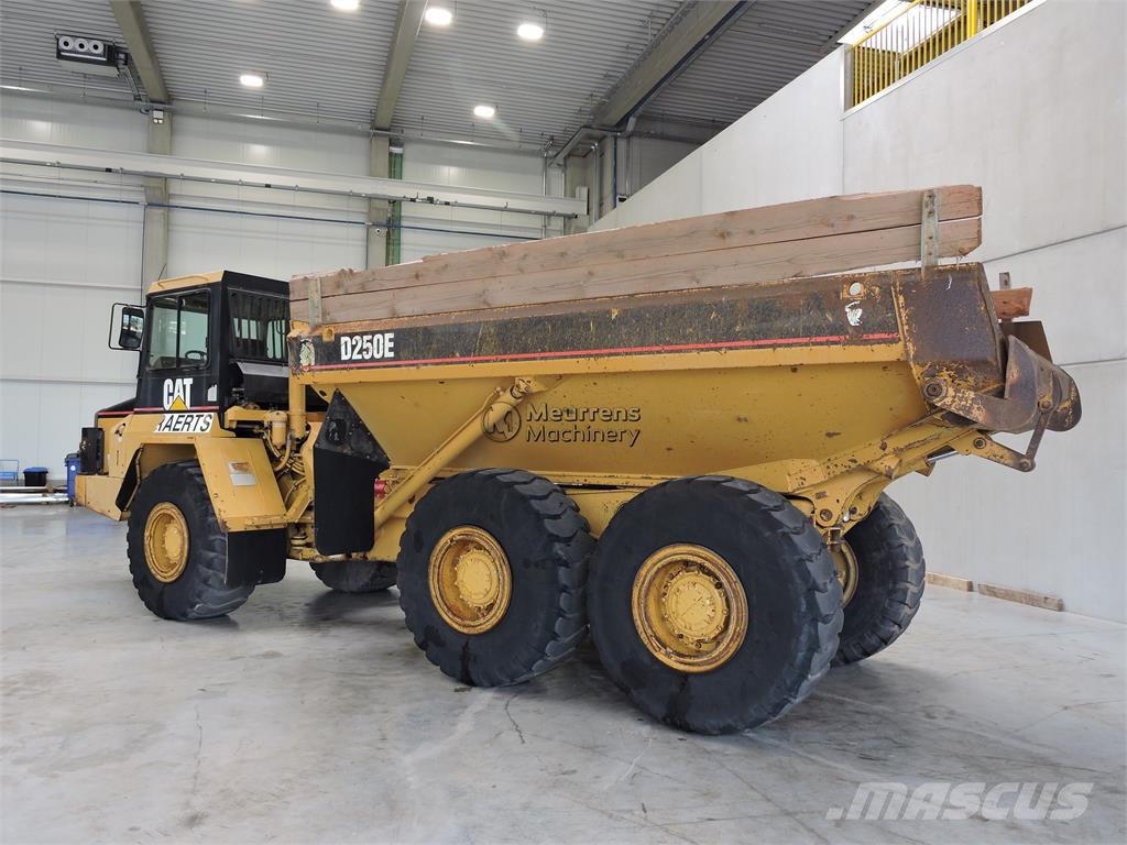 CAT D250E ساحبات مفصلية