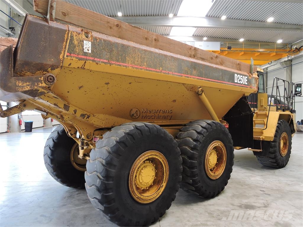 CAT D250E ساحبات مفصلية