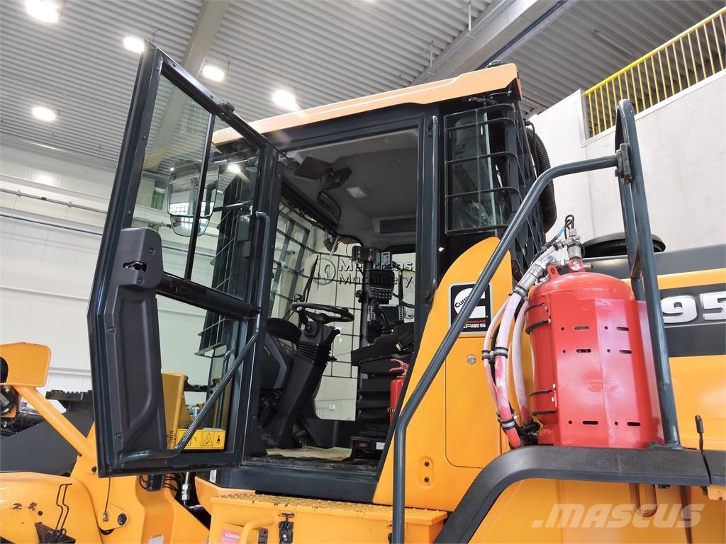 Hyundai HL955A لوادر بعجل