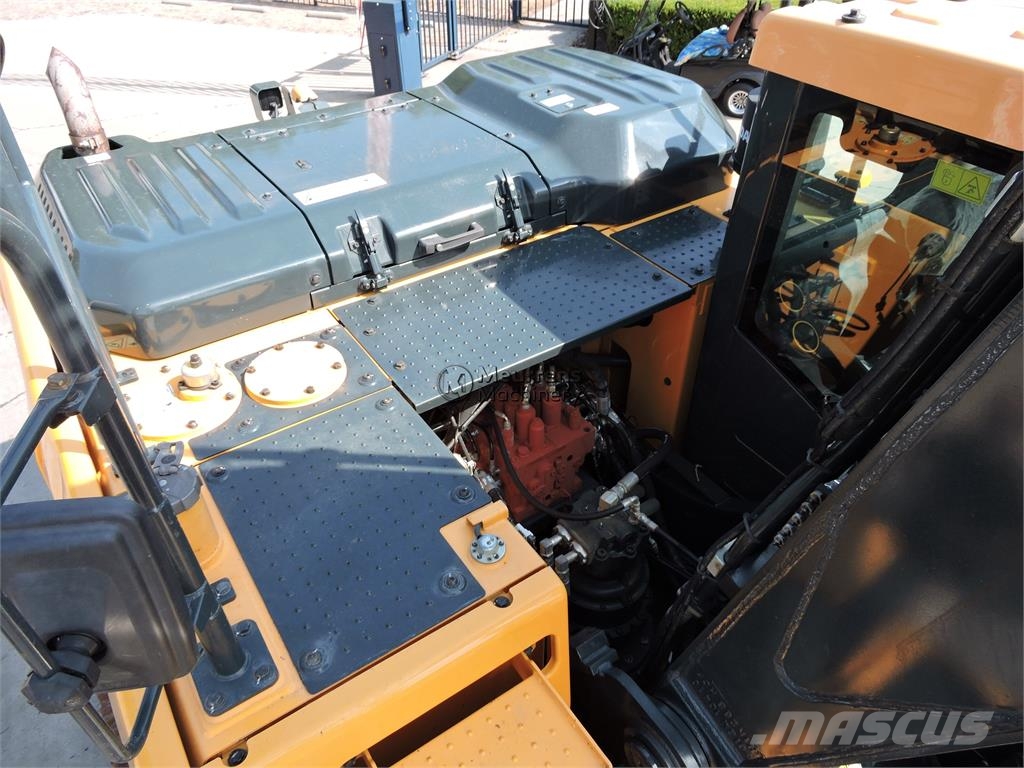 Hyundai HX220 LC Longreach CE حفارات زحافة