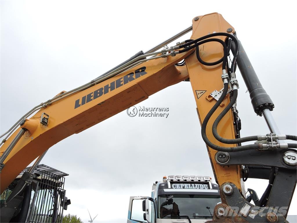 Liebherr R946 Raupenbagger
