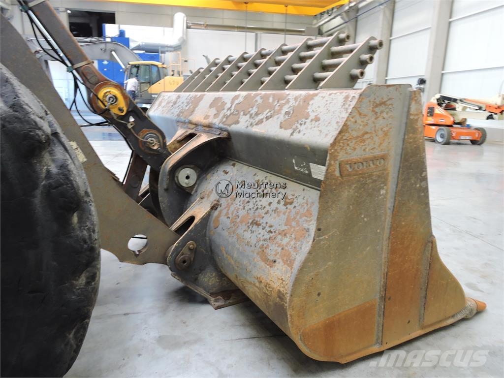 Volvo L220G Rataslaadurid