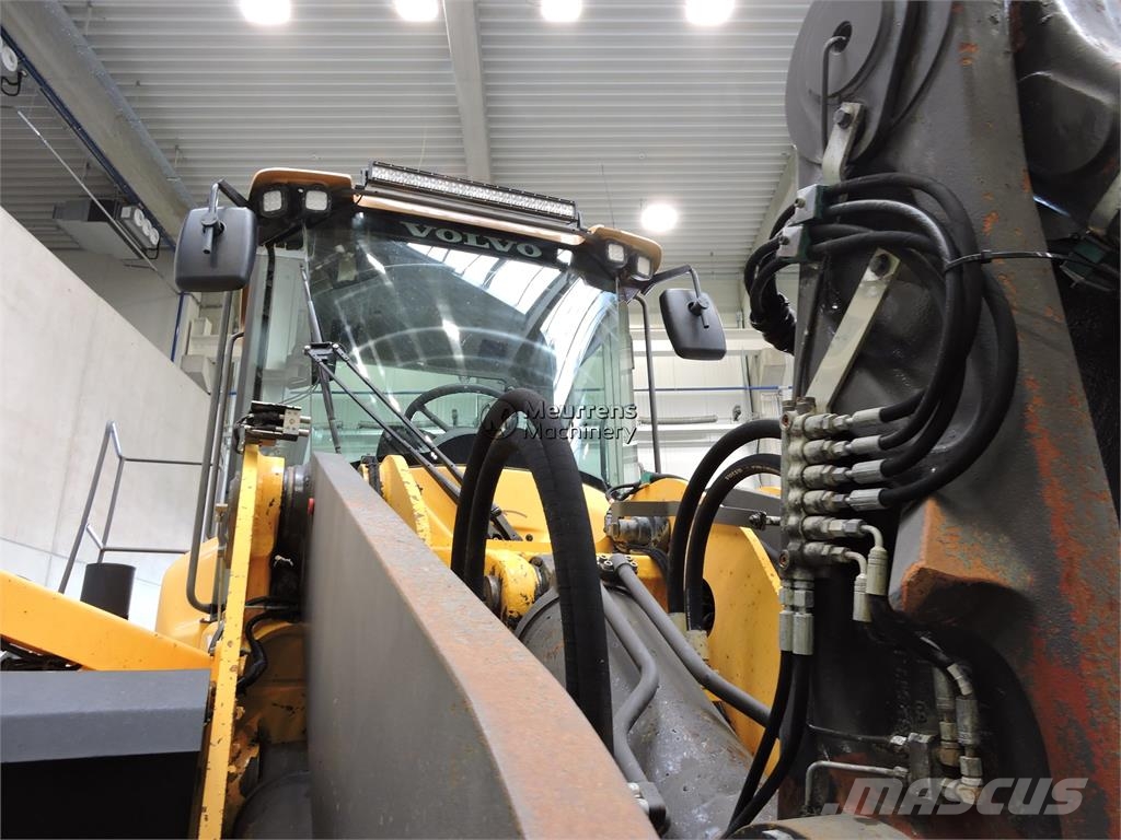 Volvo L220G Rataslaadurid