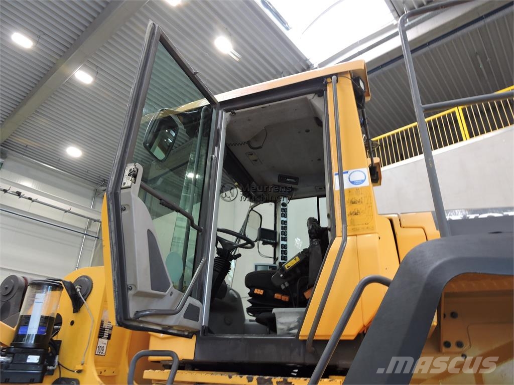 Volvo L220G Rataslaadurid