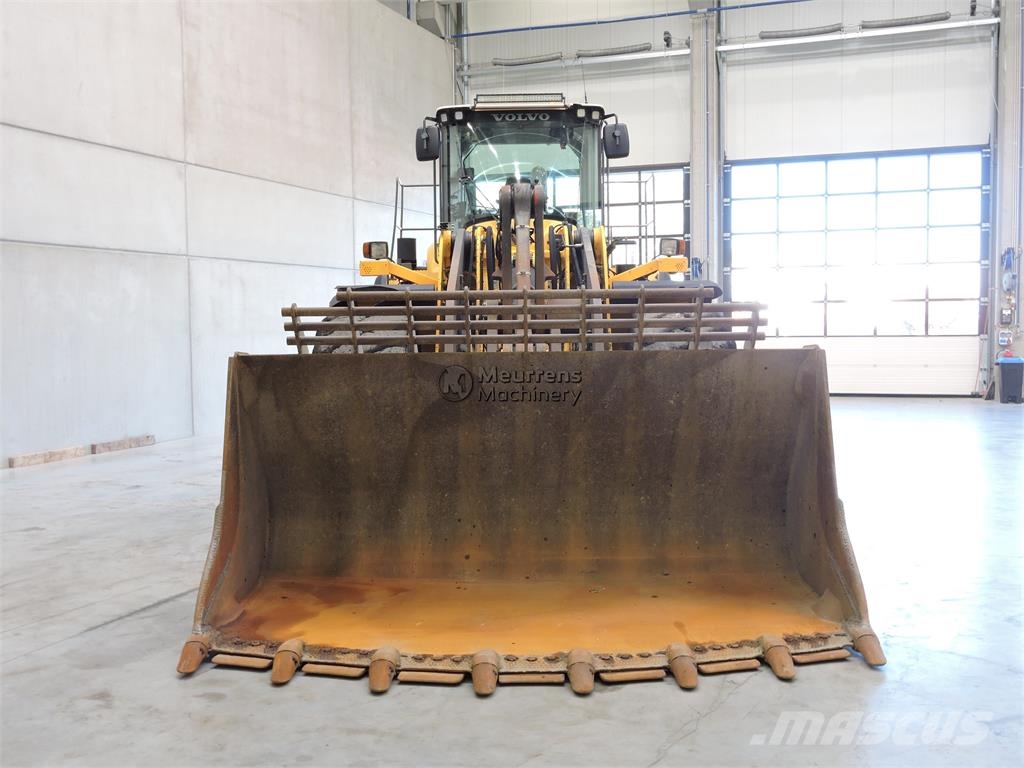 Volvo L220G Rataslaadurid