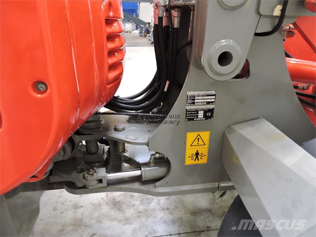 Volvo L25 F + Fork لوادر بعجل