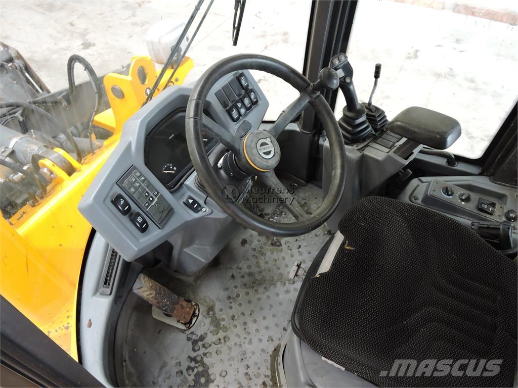 Volvo L30G + Fork Kolesni nakladalci