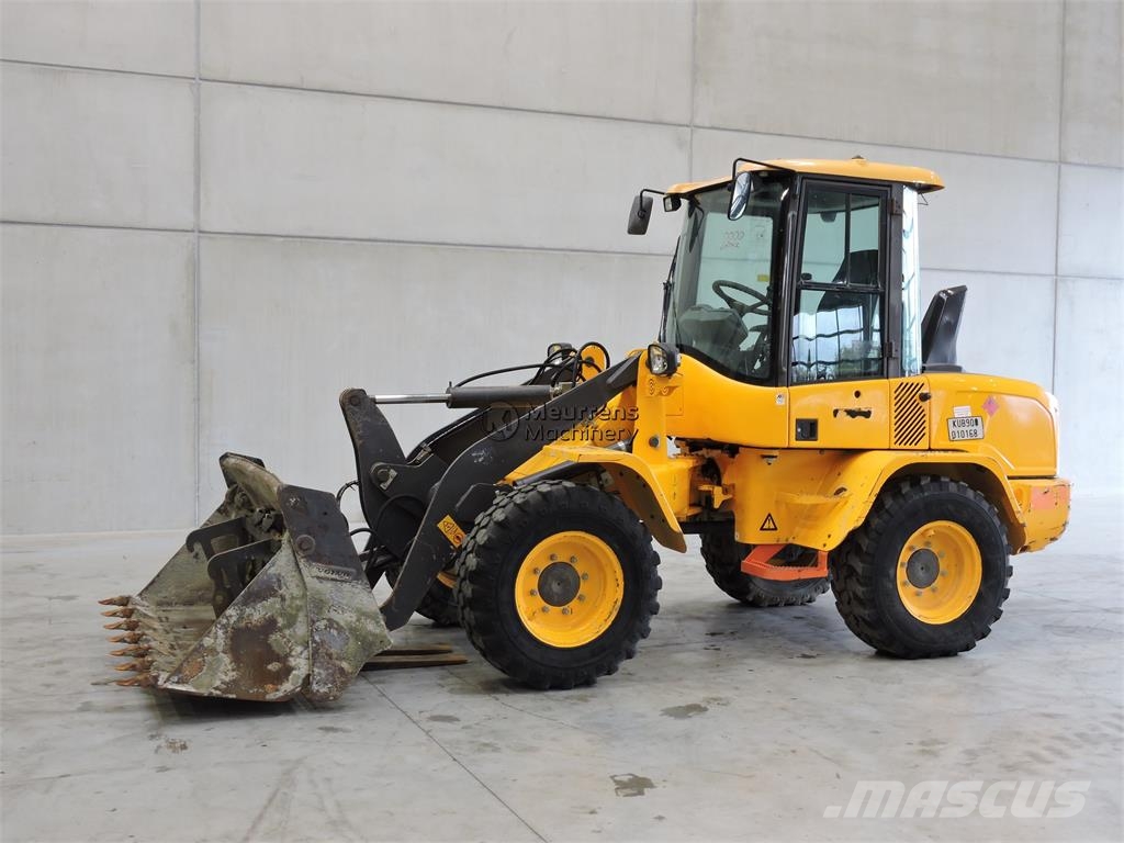 Volvo L30G + Fork Kolesni nakladalci