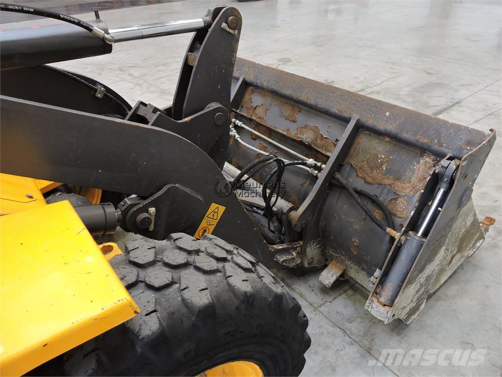 Volvo L30G + Fork Kolesni nakladalci