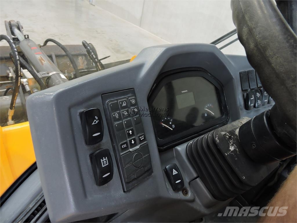 Volvo L30G + Fork Kolesni nakladalci
