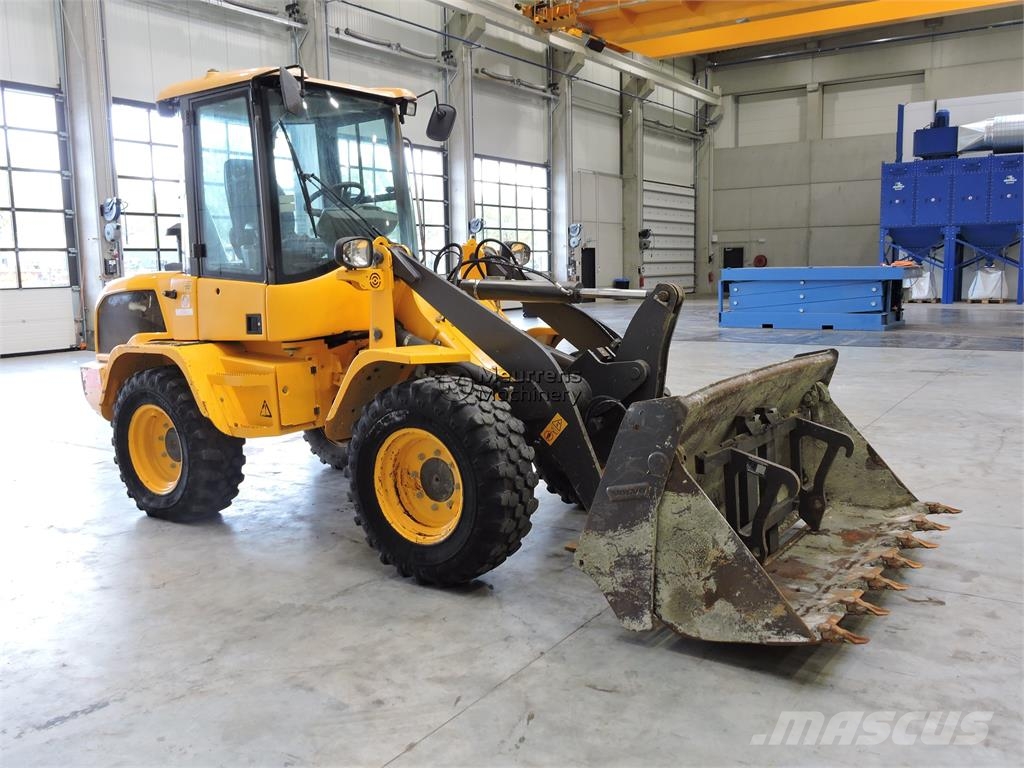 Volvo L30G + Fork Kolesni nakladalci