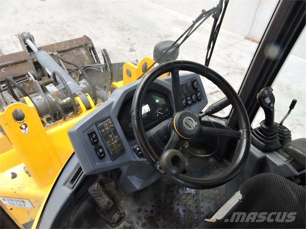Volvo L30G + Fork Gumikerekes homlokrakodók