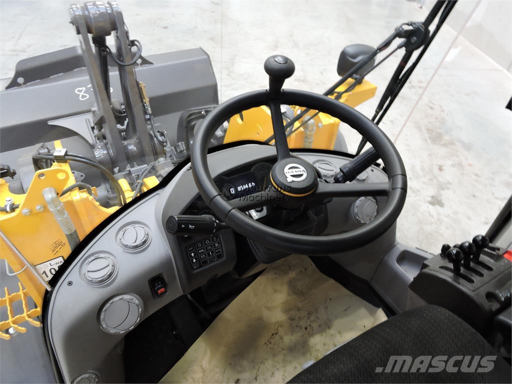 Volvo L90H New Bucket + Tyres Incarcator pe pneuri