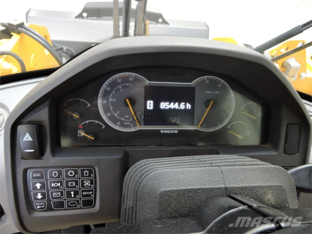 Volvo L90H New Bucket + Tyres Incarcator pe pneuri