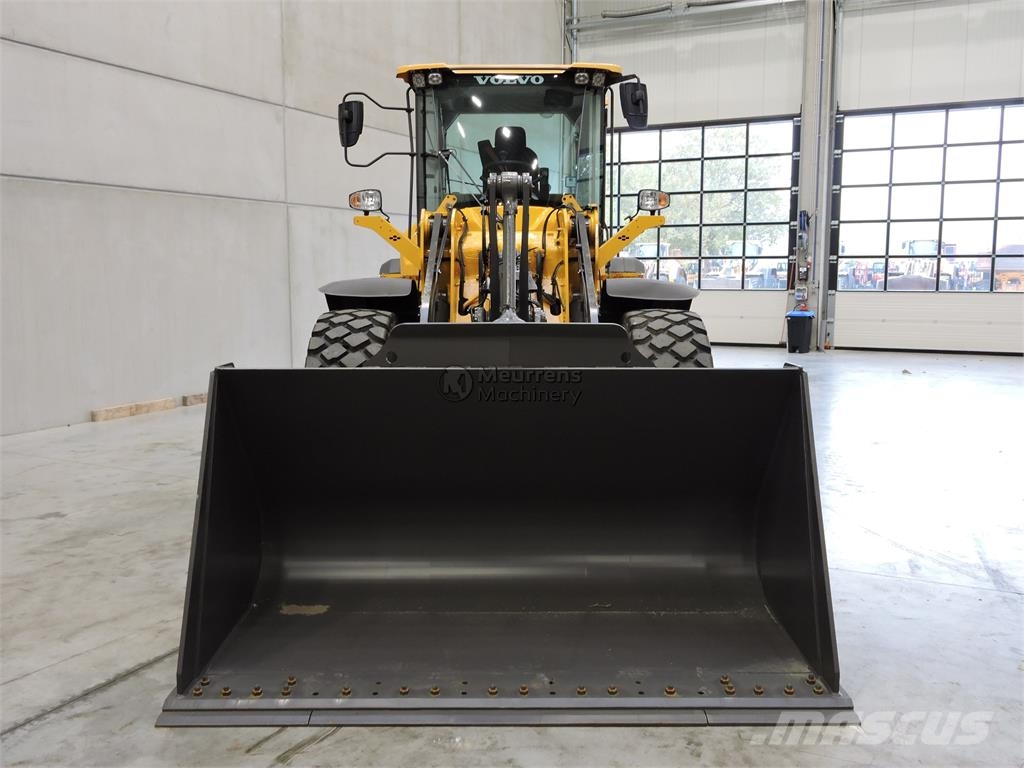 Volvo L90H New Bucket + Tyres Incarcator pe pneuri