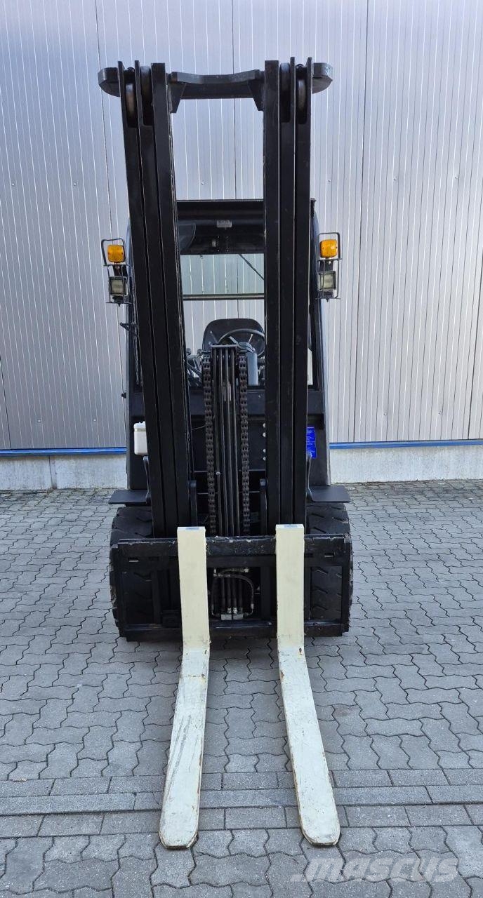 Yale UTILEV UT35P Diesel heftrucks
