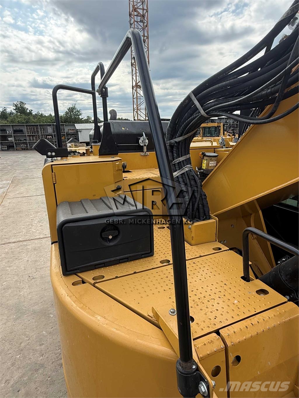 CAT 325 FL CR حفارات زحافة