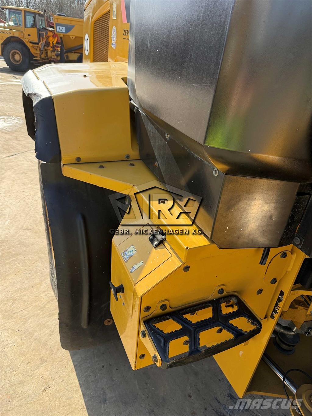 CAT 930M Naudoti ratiniai krautuvai