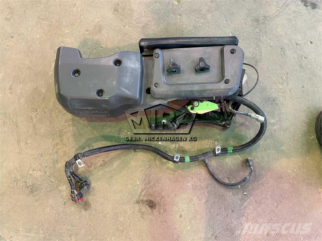 CAT 966 KXE / Armlehne links Cabine si interior