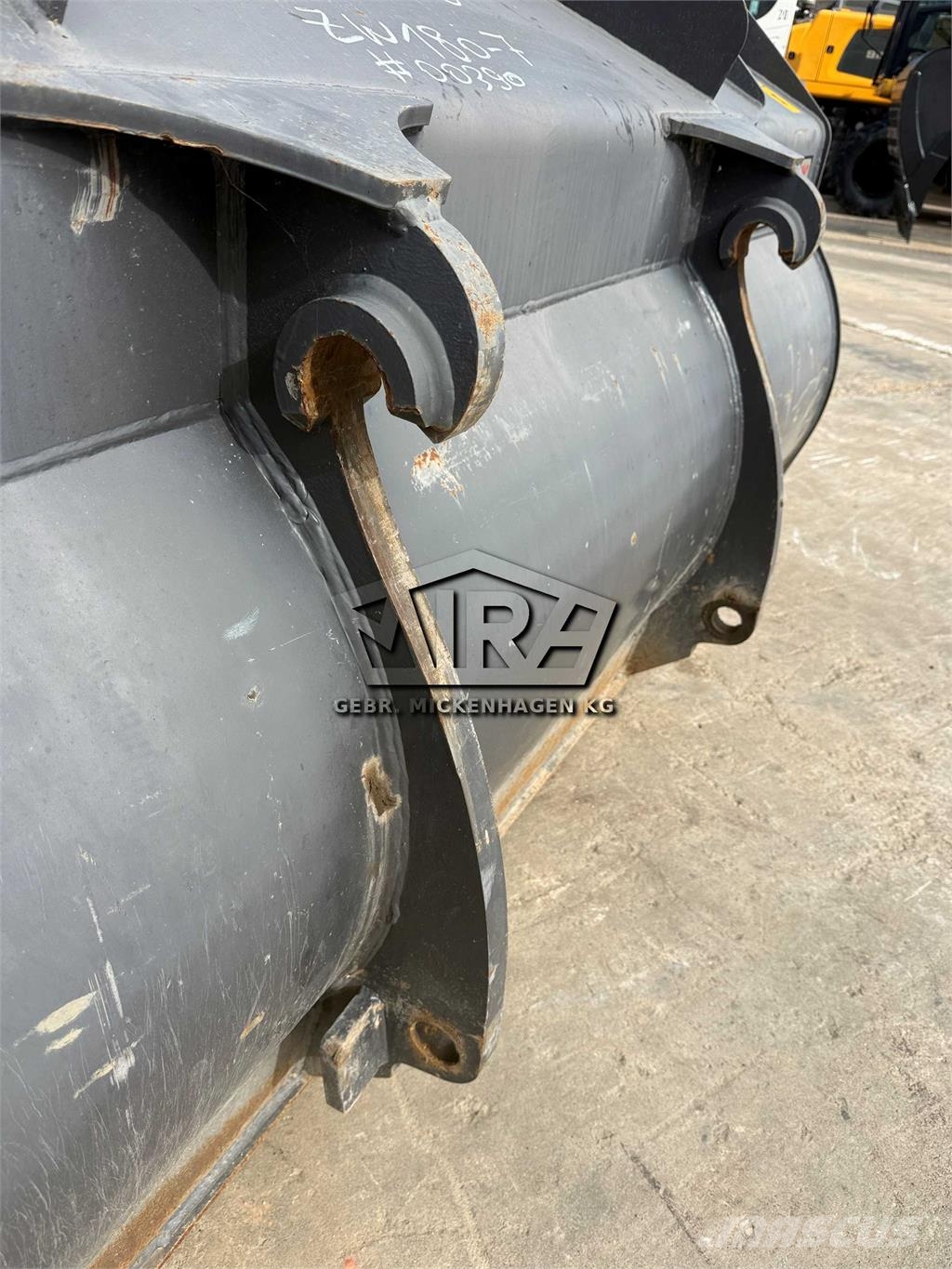 Hitachi 2700 mm/ SW Volvo L60-L90 Schaufeln