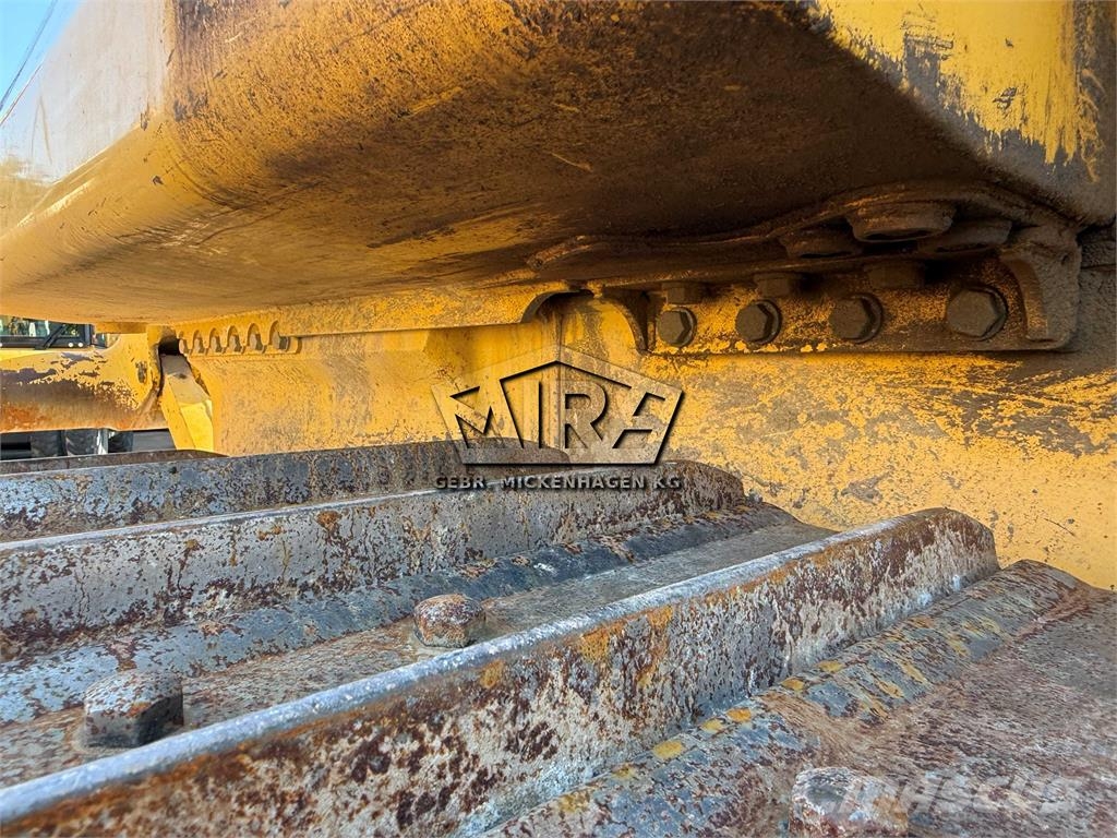 Komatsu D 61 PXi-24 + Ripper Telaketjupuskutraktorit