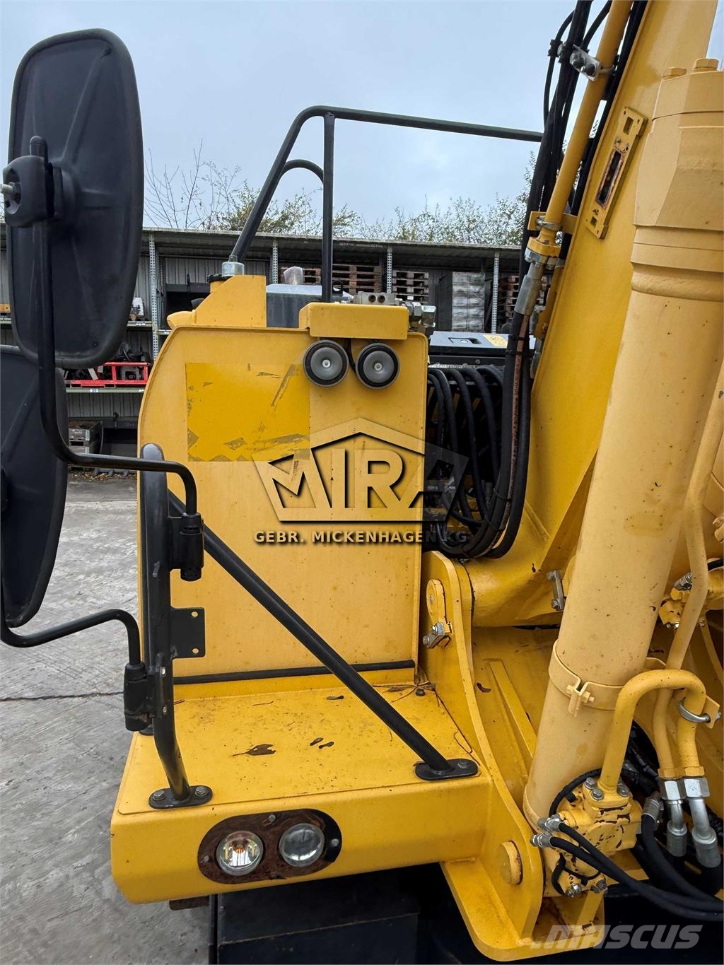 Komatsu PW 180-10 حفارات بعجل