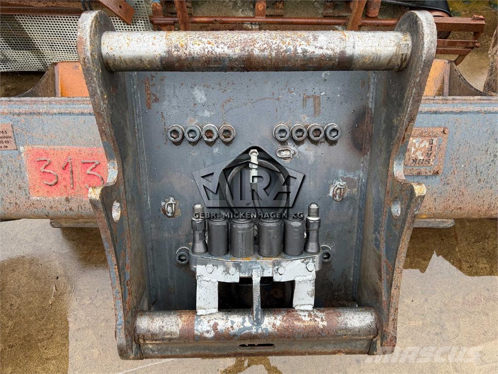  Oil Quick 2000 mm/ OQ 70-55 جرافات عكسية