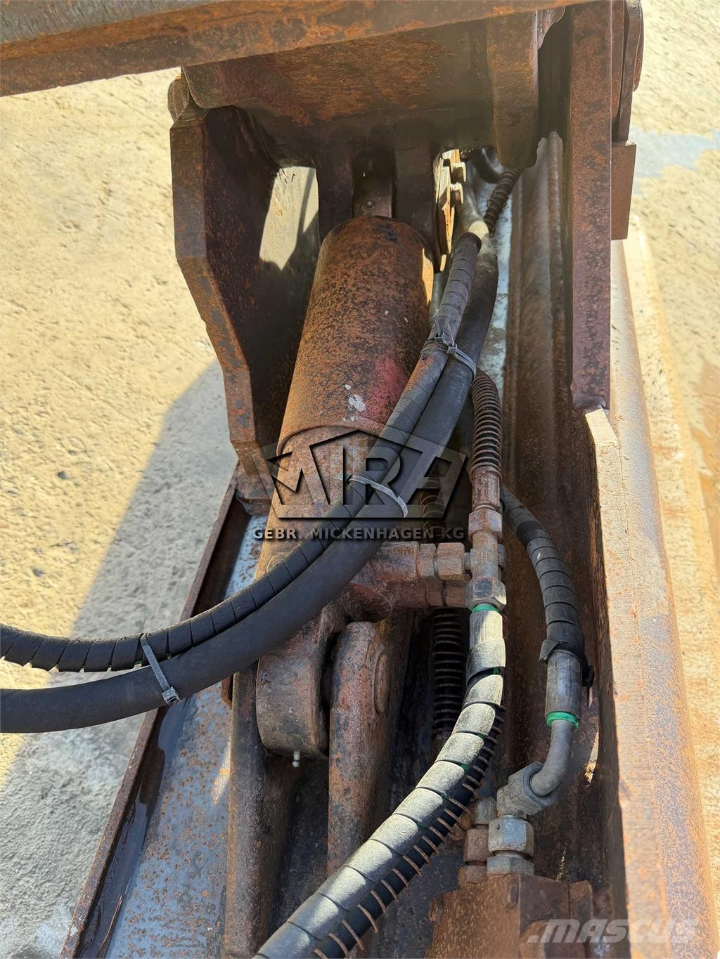 Oil Quick 2000 mm/ OQ 70-55 جرافات عكسية