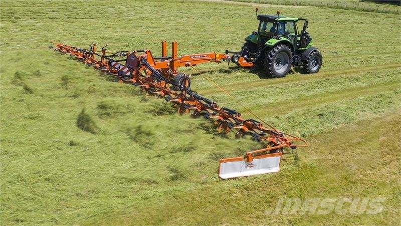 Kuhn GF 13003 耙與翻草機