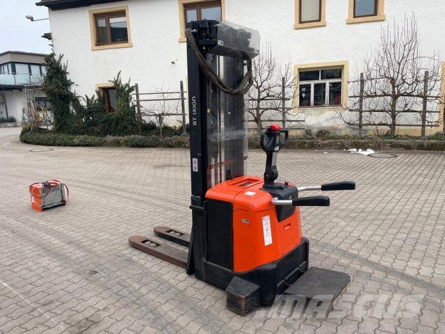 BT Fahrerstand Hochhubwagen Elektro SPE160 Triplex High lift order pickers