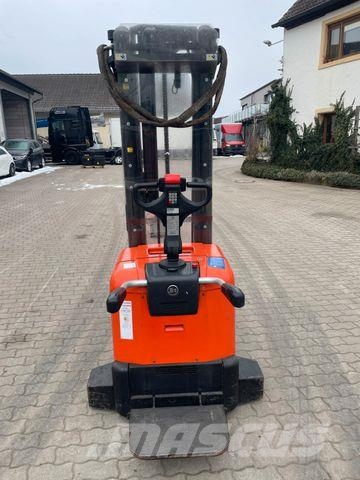 BT Fahrerstand Hochhubwagen Elektro SPE160 Triplex High lift order pickers