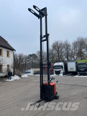 BT Fahrerstand Hochhubwagen Elektro SPE160 Triplex High lift order pickers