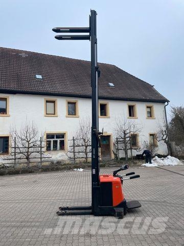 BT Fahrerstand Hochhubwagen Elektro SPE160 Triplex High lift order pickers