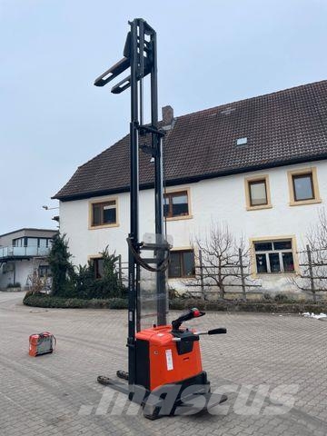 BT Fahrerstand Hochhubwagen Elektro SPE160 Triplex High lift order pickers