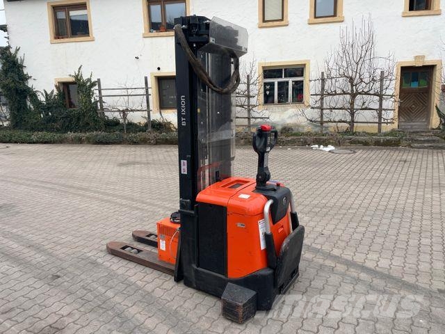 BT Fahrerstand Hochhubwagen Elektro SPE160 Triplex High lift order pickers