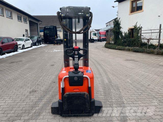 BT Fahrerstand Hochhubwagen Elektro SPE160 Triplex High lift order pickers