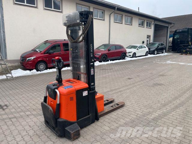 BT Fahrerstand Hochhubwagen Elektro SPE160 Triplex High lift order pickers