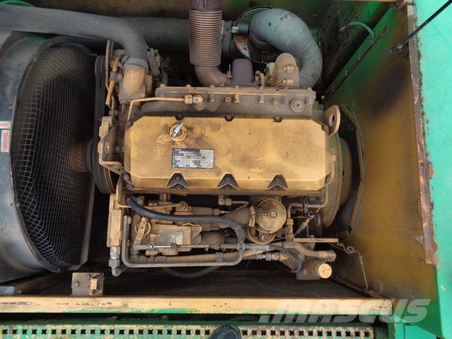 CAT 212 B FT Pelle sur pneus