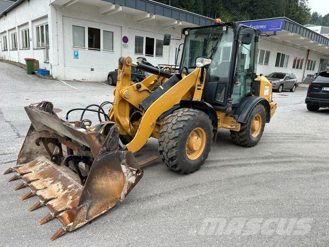 CAT 906H Ratiniai ekskavatoriai