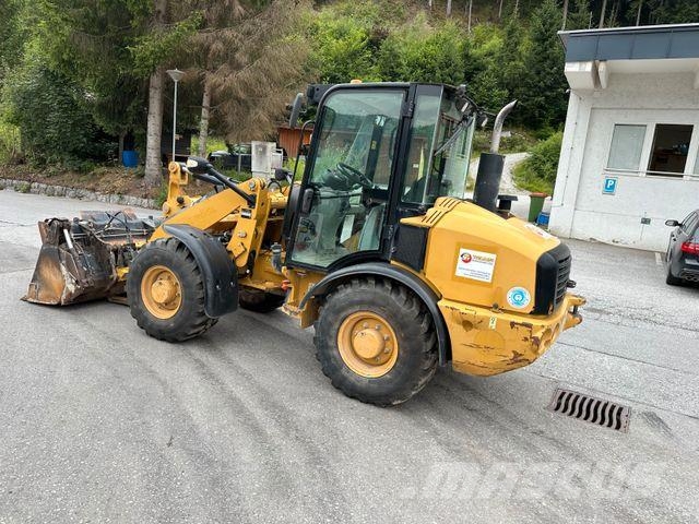 CAT 906H Ratiniai ekskavatoriai