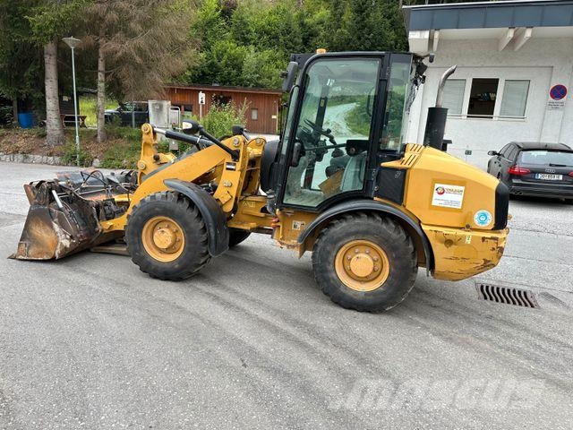 CAT 906H Ratiniai ekskavatoriai