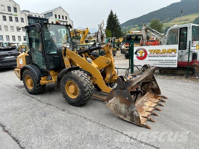 CAT 906H Ratiniai ekskavatoriai