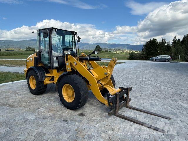 CAT 908M mit Schaufel und Gabel Cargadoras sobre ruedas