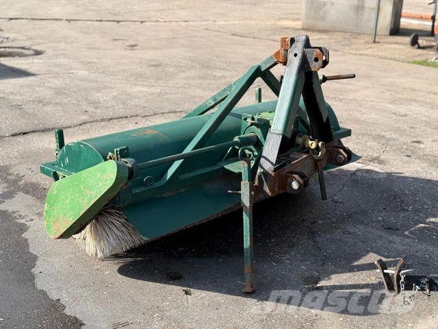 Deutz-Fahr Agrokid 230 Hofschlepper +Kehrbesen&amp;Mähwerk Traktoren