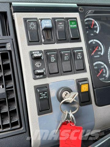 Freightliner FL70 4x2 elek verschiebbare Sattelkupplung *TOP* وحدات الجر