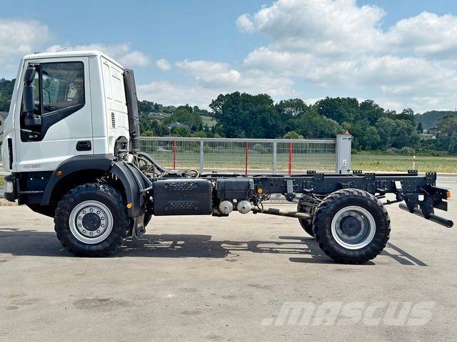 Iveco EUROCARGO 110-250* PLATFORM 4,60 m* 4x4 Camiones con chasís y cabina